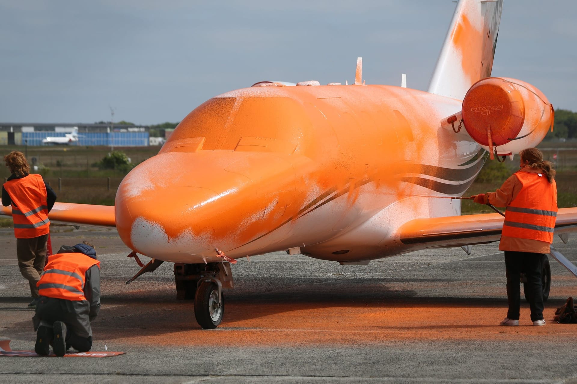 Klimaaktivisten am Flughafen: Auf Sylt beschmierten sie einen Privatjet.