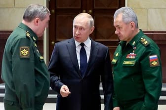 Wladimir Putin (M.) im Gespräch mit Generalstabschef Waleri Gerassimow (l.) und Verteidigungsminister Sergej Schoigu (Archivbild): Hält der Kreml-Chef an ihnen fest?