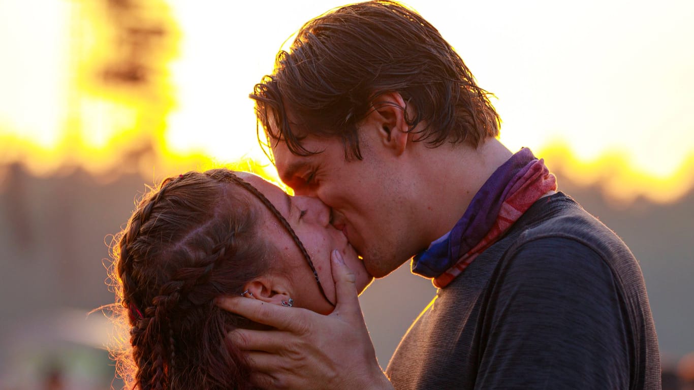 Zwei Menschen küssen sich beim Hurricane Festival: Seit Freitag wird wieder gefeiert.