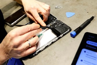 Die Batterie eines Smartphones: EU beschließt das Aus für verklebte Handyakkus.