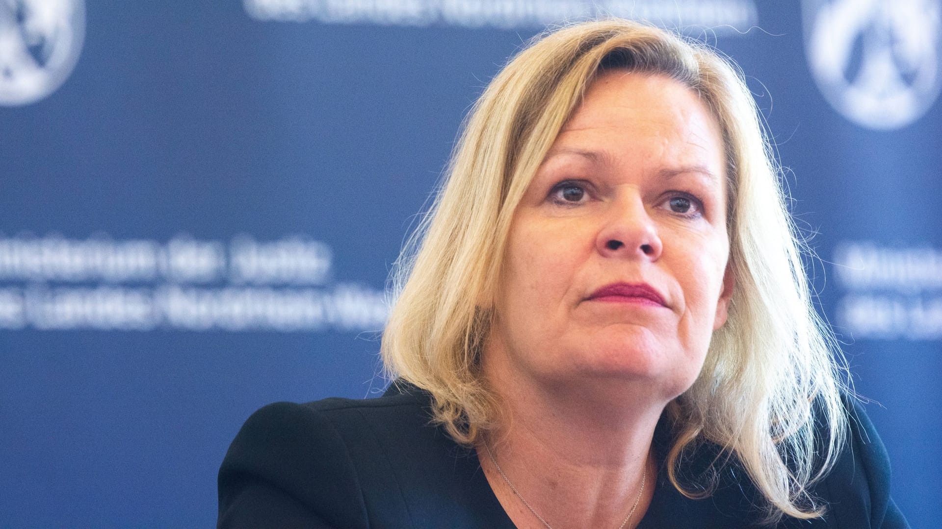 Nancy Faeser auf einer Pressekonferenz: Die Innenministerin will ein explizites Messerverbot im Nahverkehr. Die bestehenden Regeln seien unzureichend. Nancy Faeser auf einer Pressekonferenz: Die Innenministerin will ein explizites Messerverbot im Nahverkehr. Die bestehenden Regeln seien unzureichend.