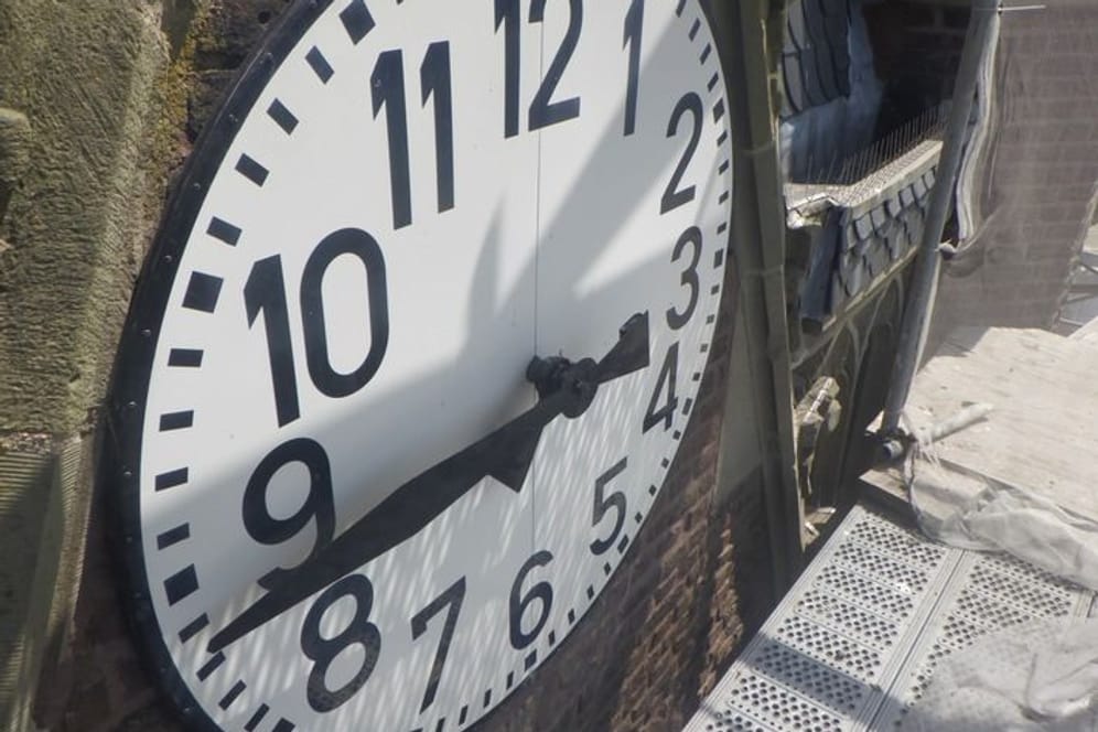 Kirchturmuhr in Kerken: Diebe haben den Stundenzeiger entwendet und den Minutenzeiger verbogen.
