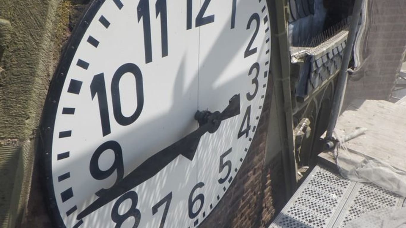 Kirchturmuhr in Kerken: Diebe haben den Stundenzeiger entwendet und den Minutenzeiger verbogen.