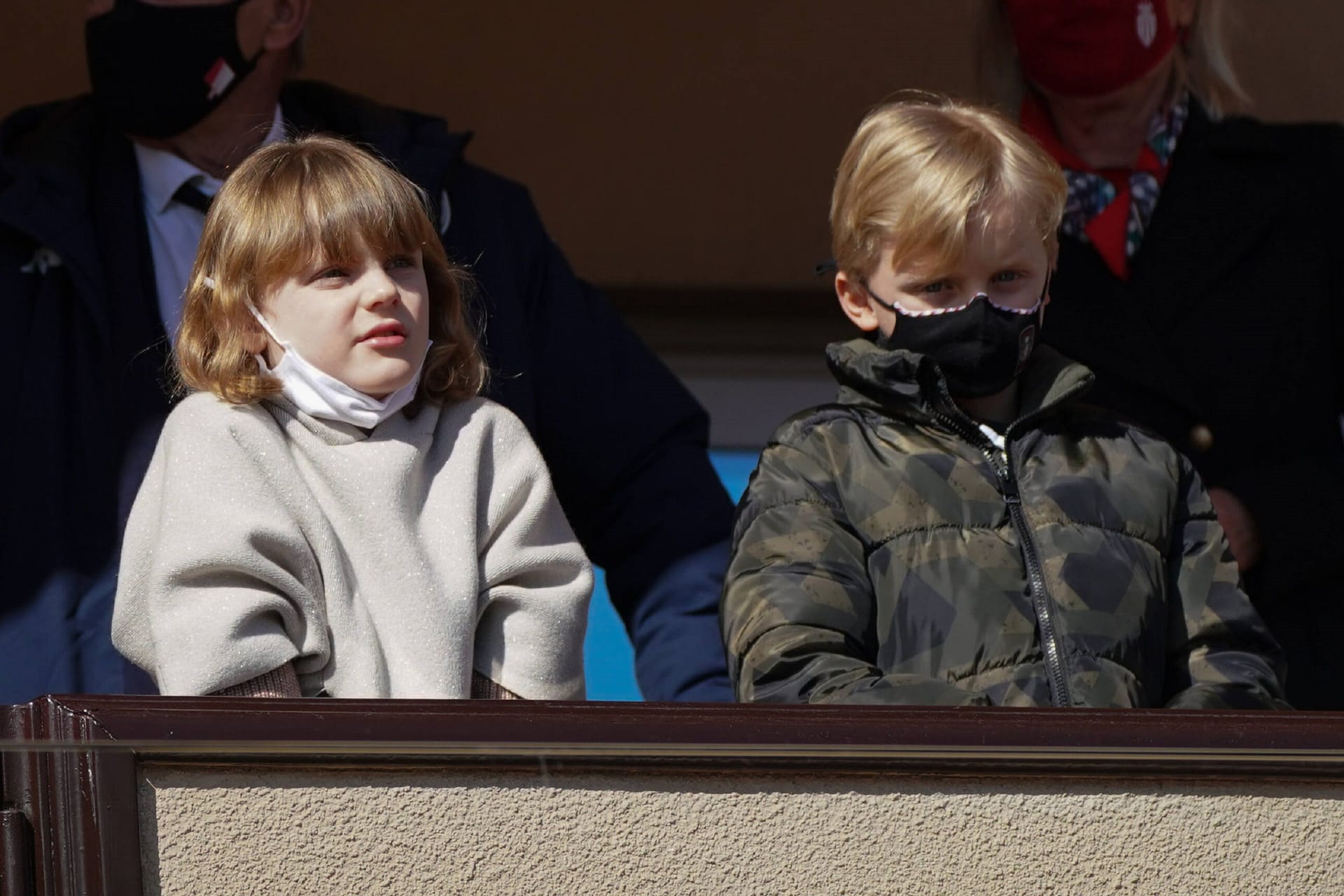 27. Februar 2022: Die Zwillinge sehen sich zusammen mit ihrem Vater ein Fußballspiel an.