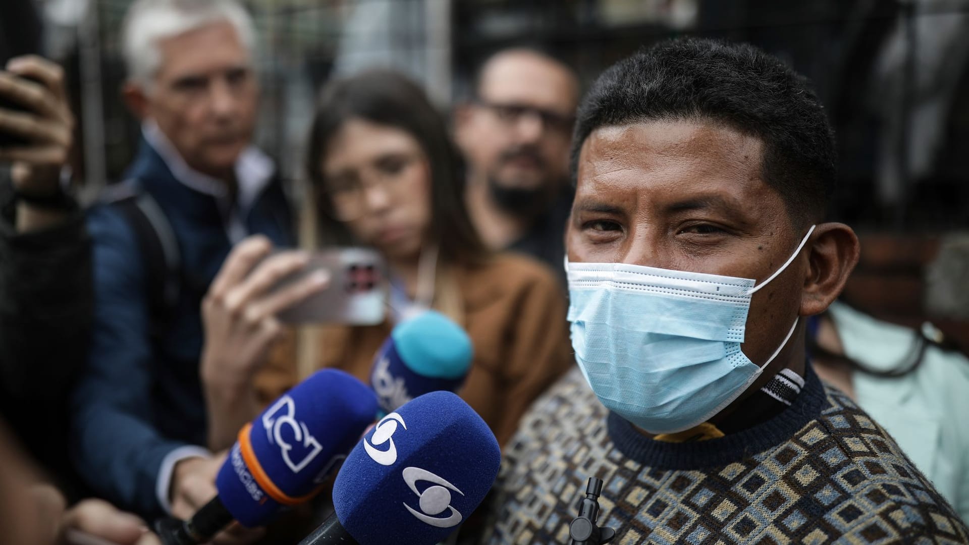 Manuel Ranoque: Der Vater der indigenen Kinder, spricht vor dem Eingang des Militärkrankenhauses, in dem die Kinder medizinisch versorgt werden, mit Journalisten.