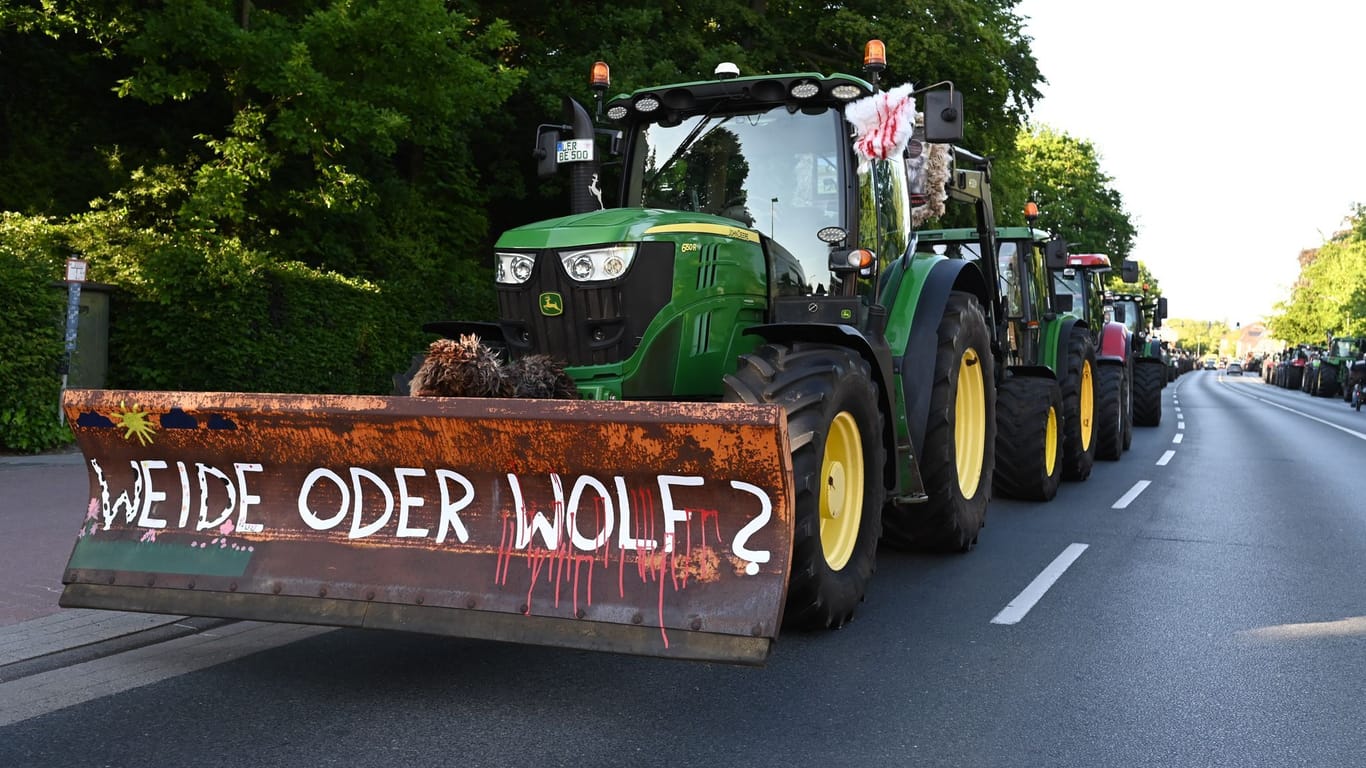 "Weide oder Wolf?" steht am Rande der Veranstaltung an einer Pflugschaufel eines Traktors: Die Demonstranten fordern einen restriktiveren Umgang mit Wölfen.