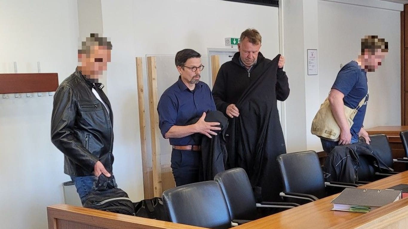 Die beiden Angeklagten (l und r) betreten mit ihren Anwälten den Gerichtssaal am Bremer Amtsgericht.