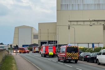 Feuerwehreinsatz bei Bremen: 95 Feuerwehrleute waren mit 22 Einsatzfahrzeuge vor Ort.