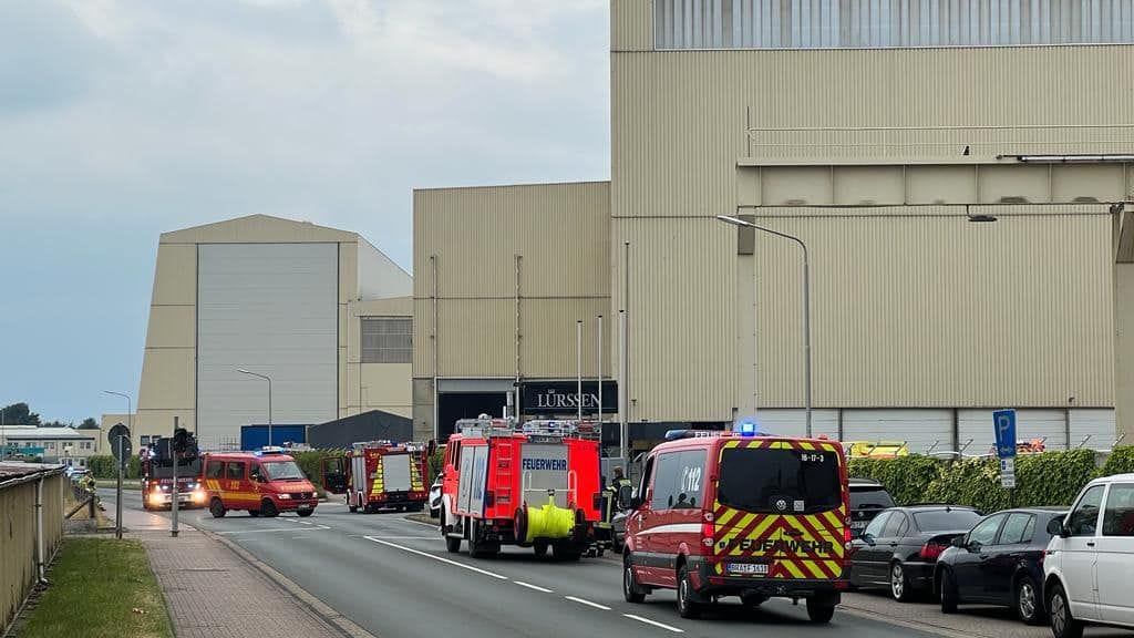 Feuerwehreinsatz bei Bremen: 95 Feuerwehrleute waren mit 22 Einsatzfahrzeuge vor Ort. Feuerwehreinsatz bei Bremen: 95 Feuerwehrleute waren mit 22 Einsatzfahrzeuge vor Ort.