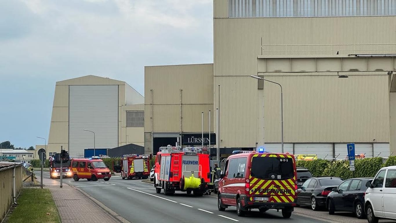 Feuerwehreinsatz bei Bremen: 95 Feuerwehrleute waren mit 22 Einsatzfahrzeuge vor Ort.