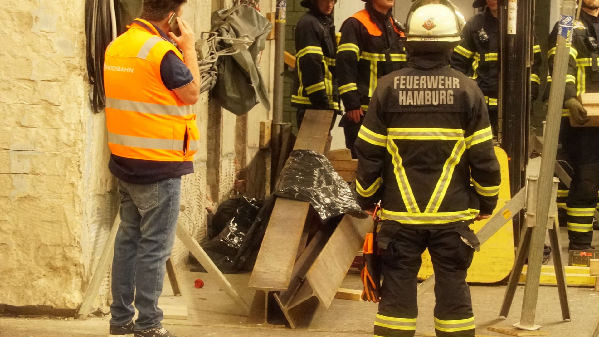 Rettungseinsatz in Wandsbek: Wie lange die Strecke gesperrt bleibt, ist offen. Rettungseinsatz in Wandsbek: Wie lange die Strecke gesperrt bleibt, ist offen.