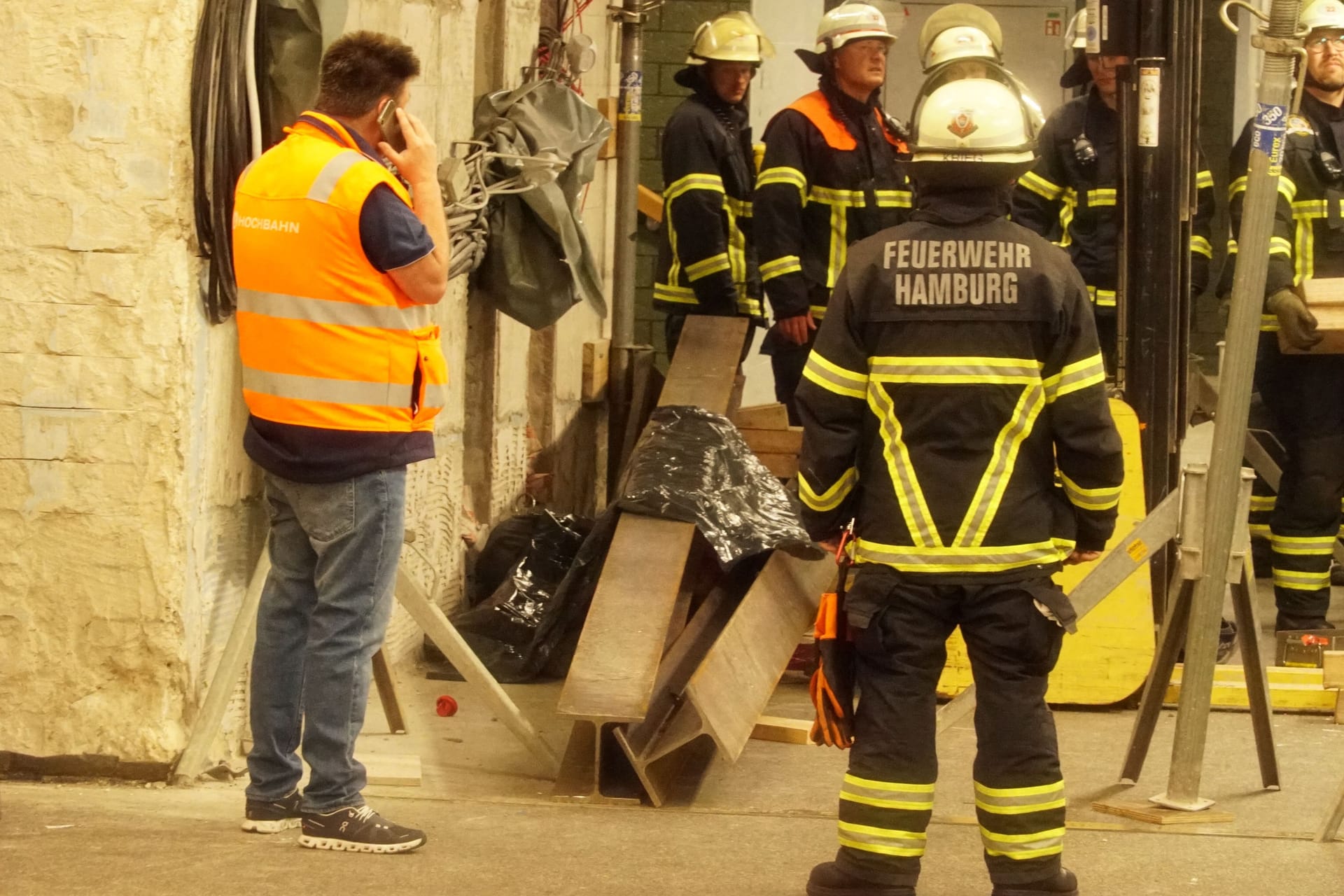 Rettungseinsatz in Wandsbek: Wie lange die Strecke gesperrt bleibt, ist offen.