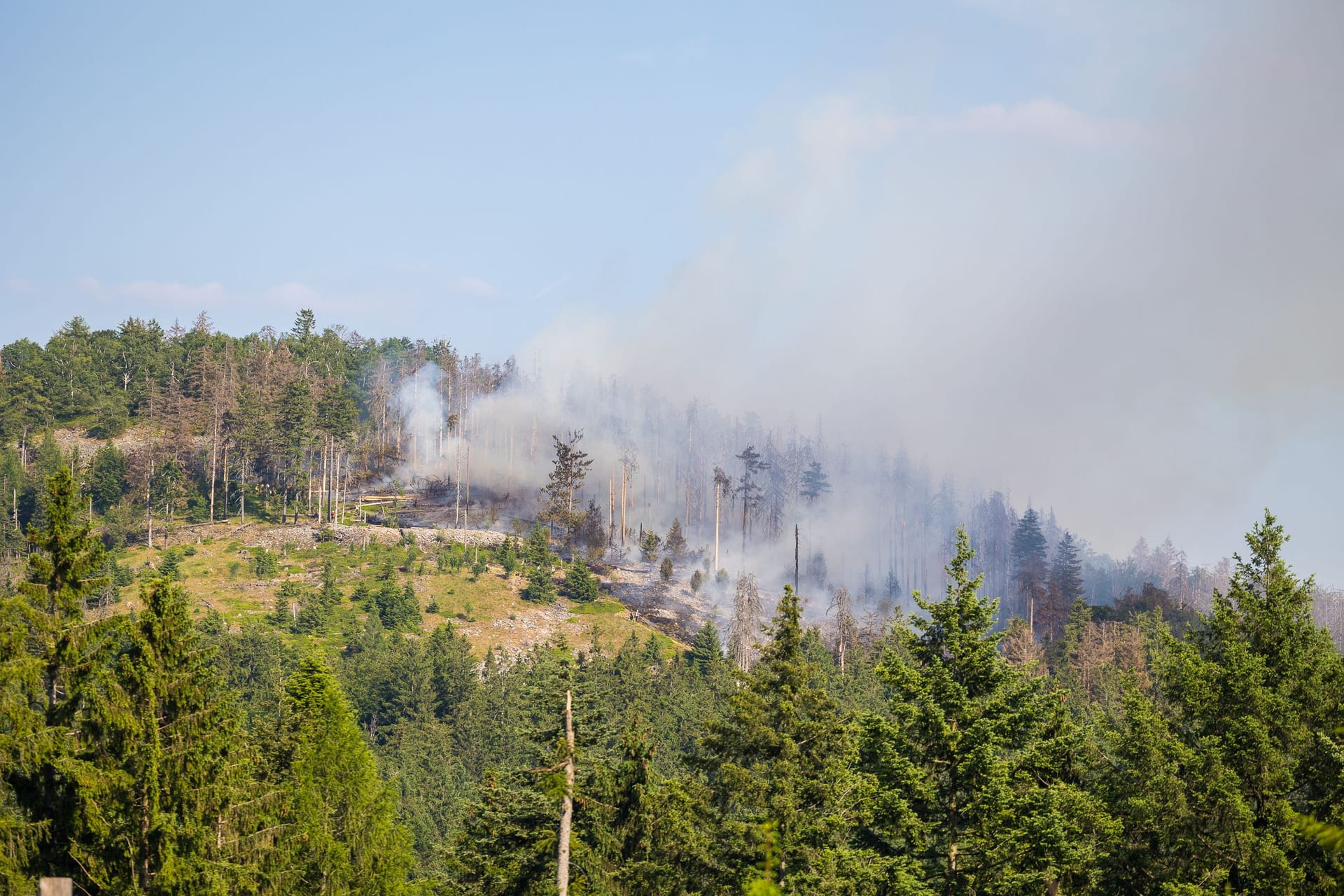 Rauch steigt auf über dem Altkönig im Taunus: Das Feuer ist unter Kontrolle, aber es gibt dennoch keine Entwarnung.