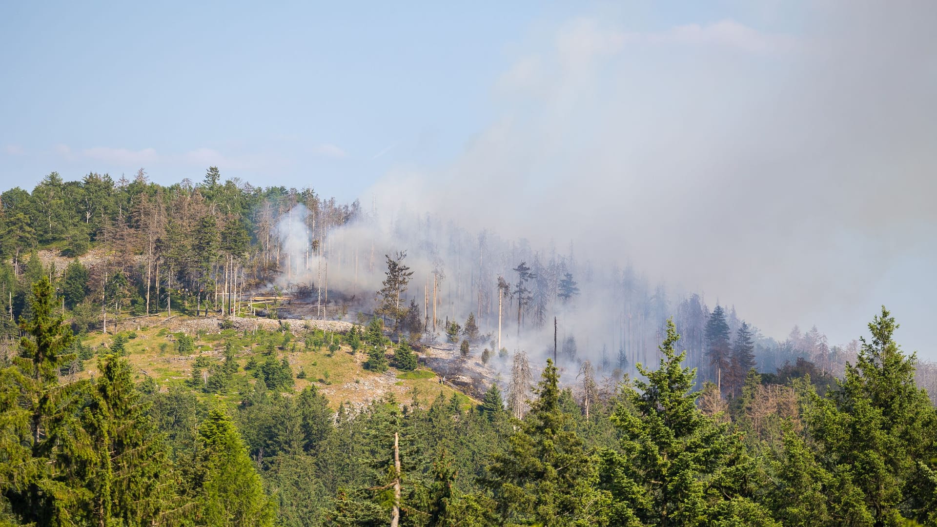 Rauch steigt auf über dem Altkönig im Taunus: Das Feuer ist unter Kontrolle, aber es gibt dennoch keine Entwarnung.