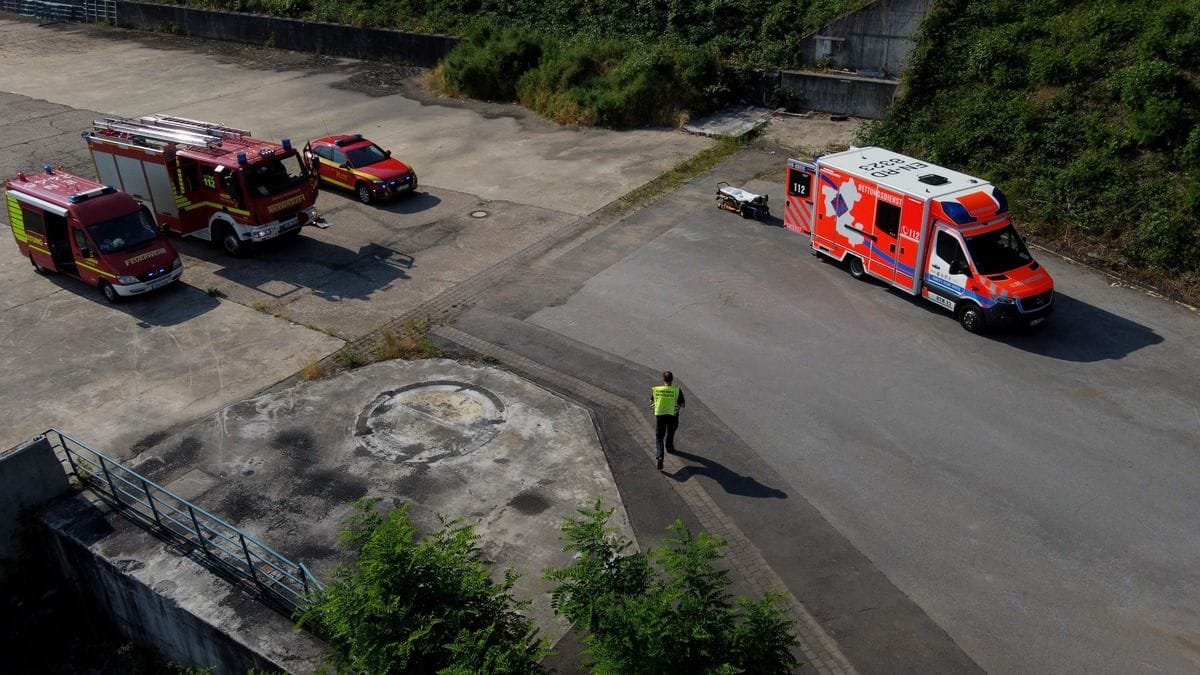 Der Verletzte wurde am alten Kohlebunker (Cuno Turm) dem Rettungswagen übergeben.