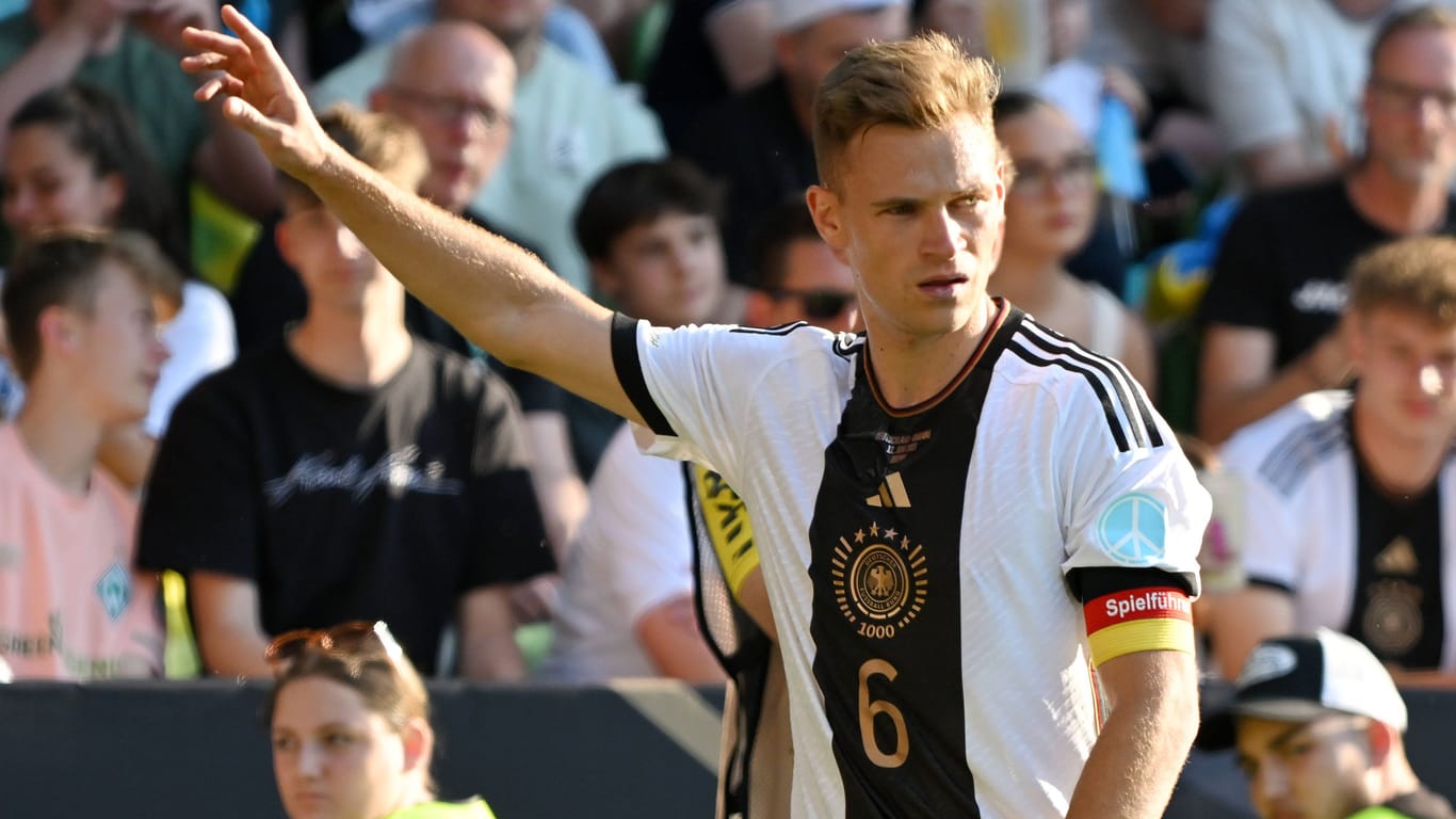 Für DFB-Legende Paul Breitner ein Unding: Nationalspieler Joshua Kimmich hebt vor einem Eckball im Spiel gegen die Ukraine den Arm.
