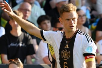 Für DFB-Legende Paul Breitner ein Unding: Nationalspieler Joshua Kimmich hebt vor einem Eckball im Spiel gegen die Ukraine den Arm.