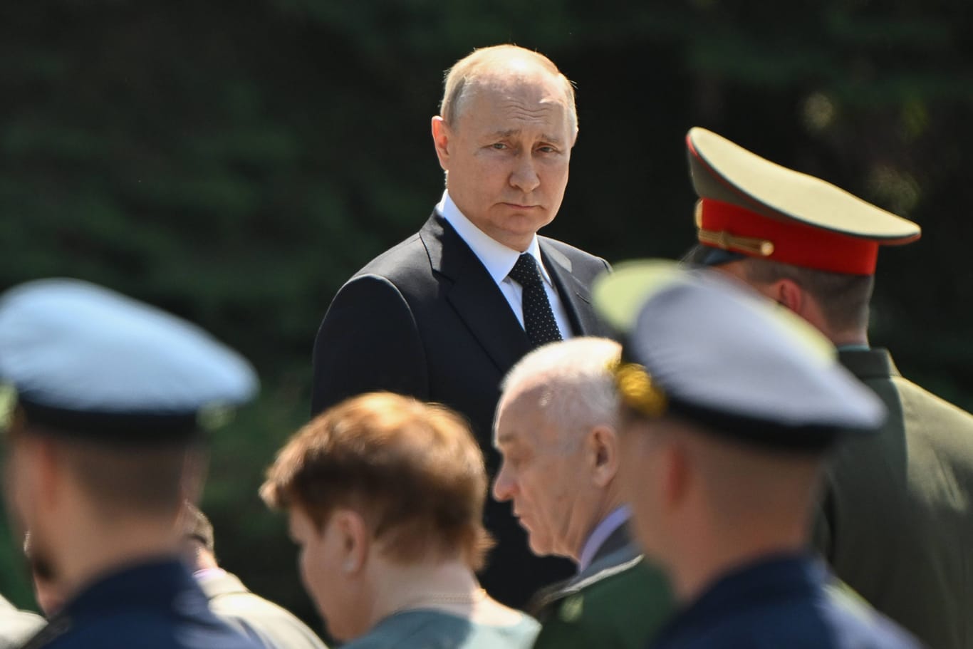 Putin am Mittag des 22. Juni 2023 am Grabmal des unbekannten Soldaten.