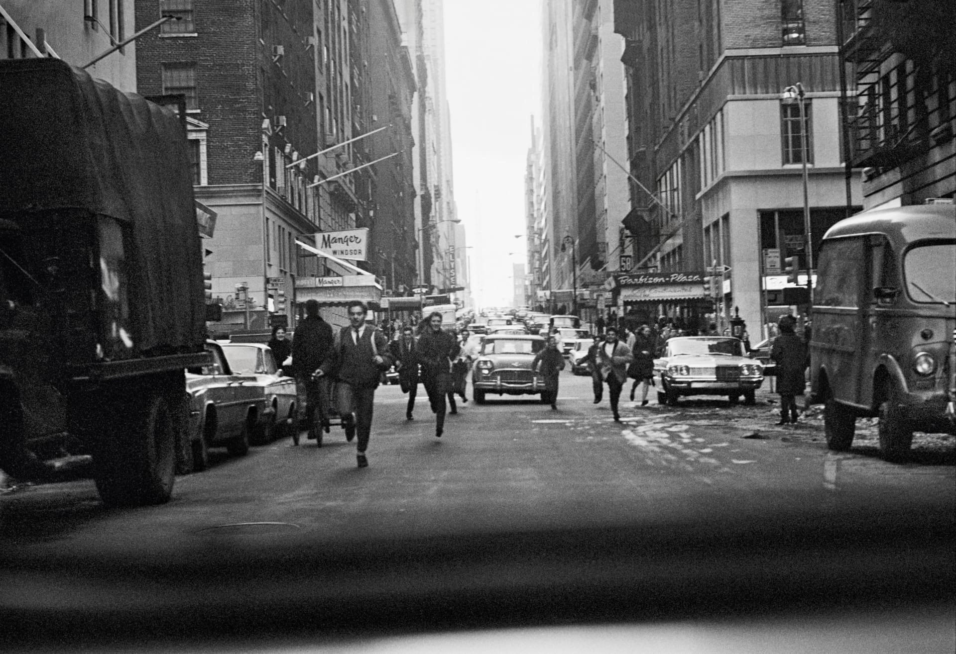 Paul fotografierte, wie Fans in New York der Limousine der Band hinterherrannten.