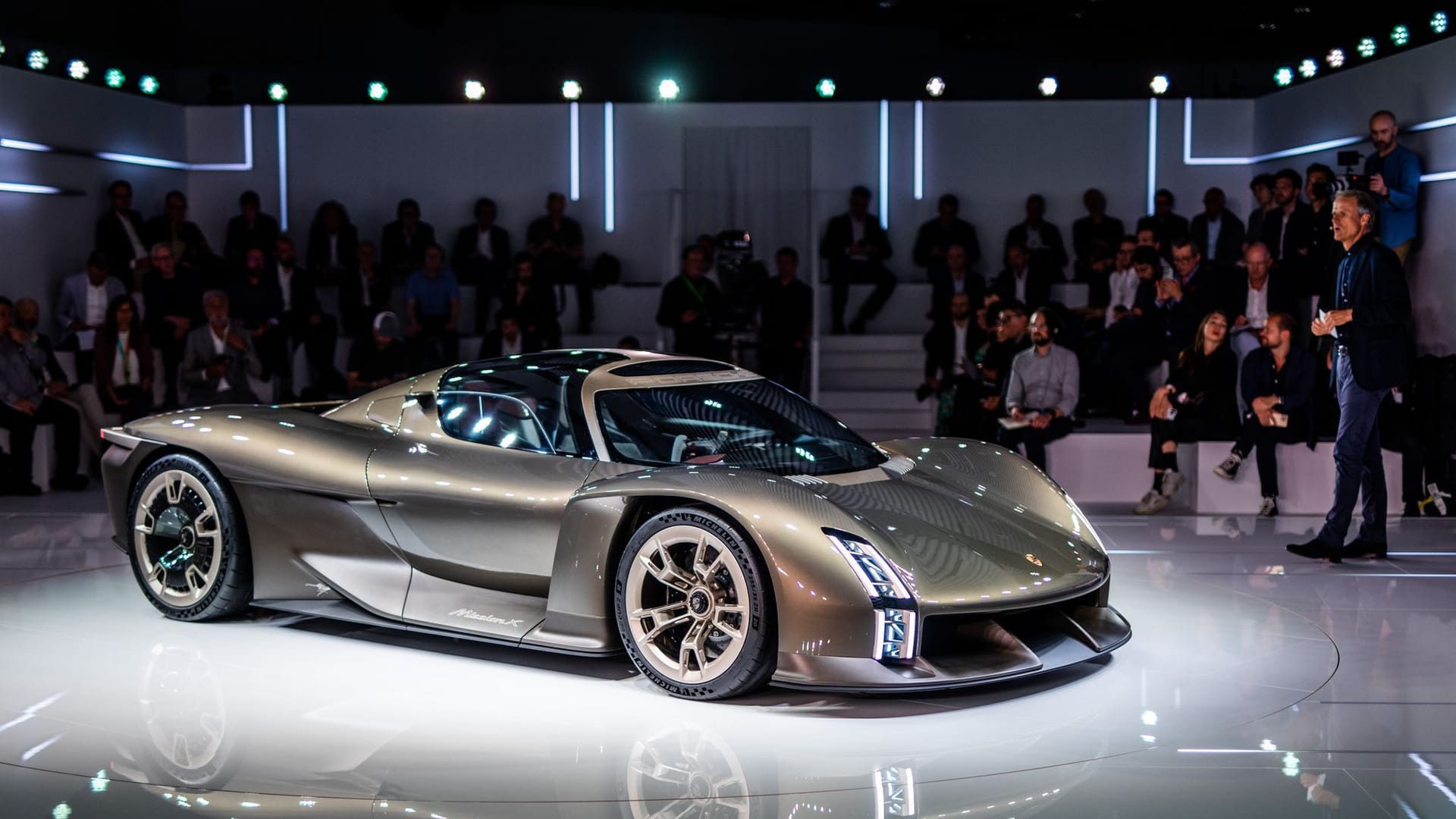 Porsche-Feier am Abend in Stuttgart: Dort wurde ein neues Konzeptauto präsentiert.