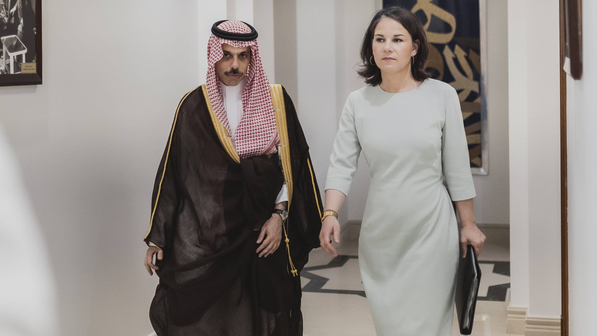 Faisal bin Farhan Al Saud (l.) bei einem Termin mit der deutschen Außenministerin Annalena Baerbock.