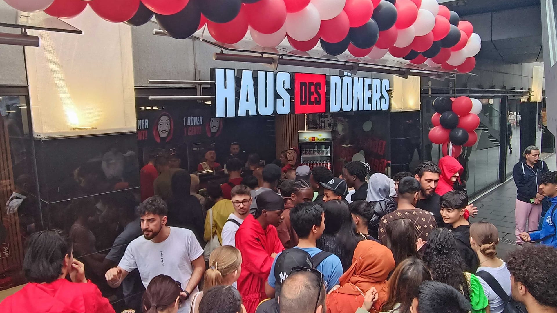 Großer Andrang bei der Neueröffnung: Zum Verkaufsstart des "Haus des Döners" lockte die Kette mit einer besonderen Marketing-Aktion.