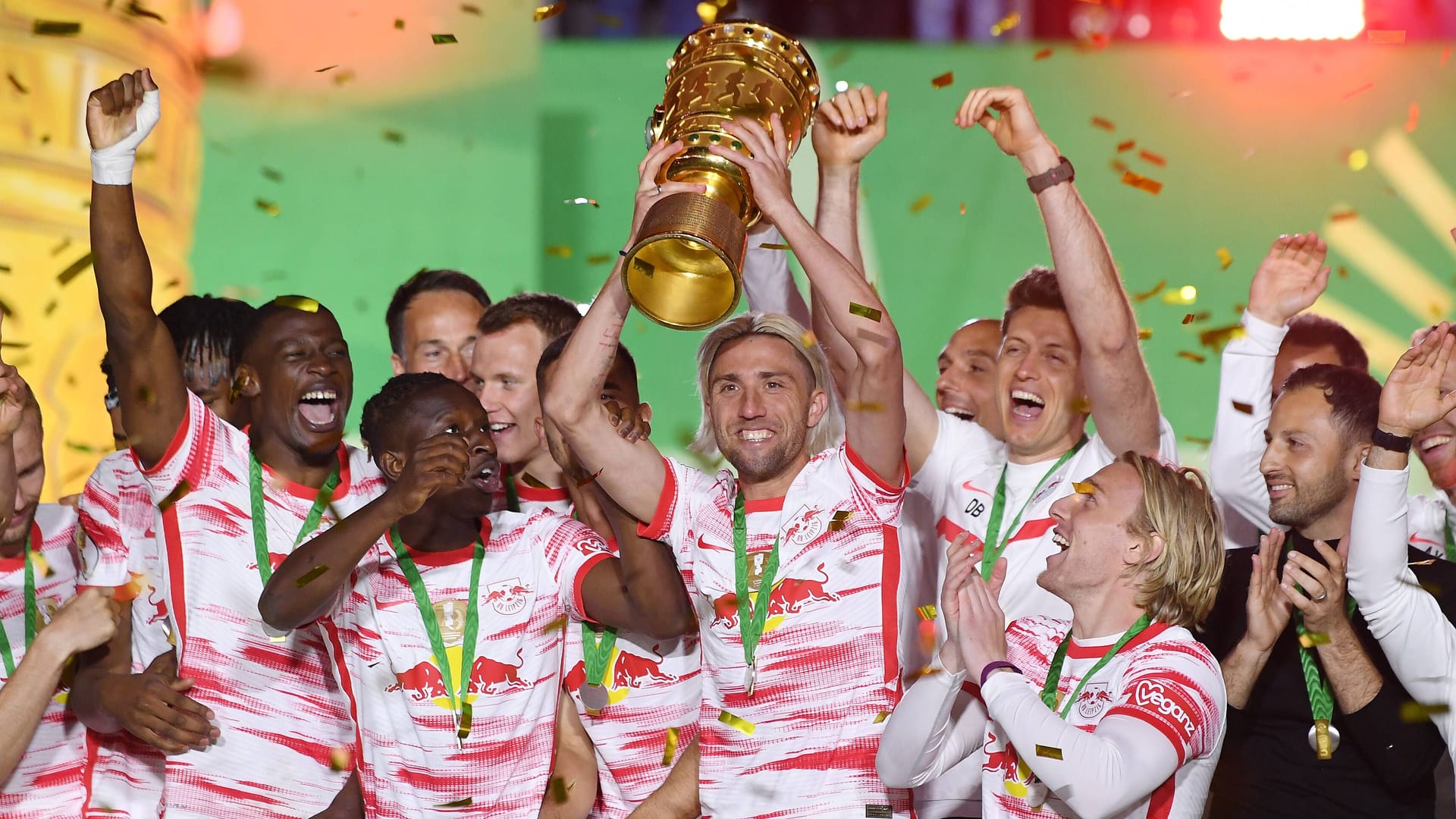 Kevin Kampl mit dem Pokal: Am Samstagabend kann Leipzig den Titel verteidigen.