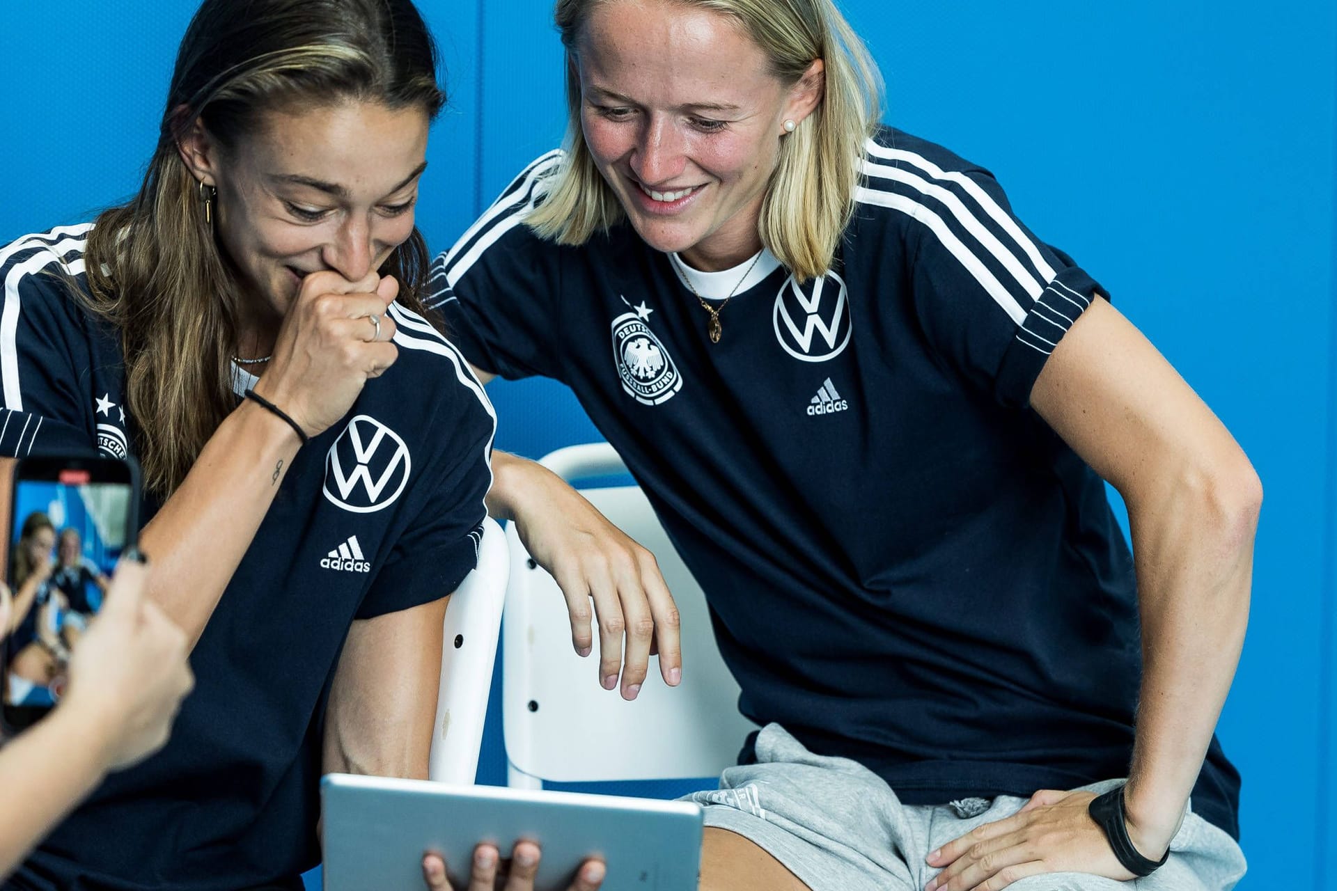 Felicitas Rauch (li.) und Lea Schüller hier beim Media Day in Herzogenaurach am 26. Juni 2023.