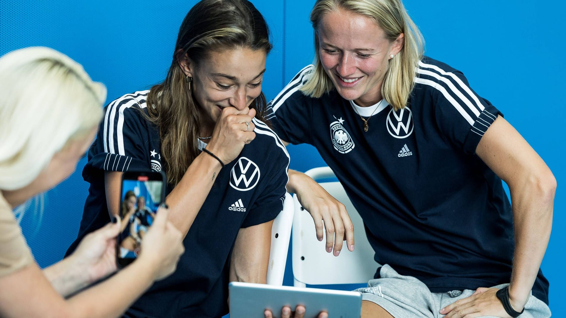 Felicitas Rauch (li.) und Lea Schüller hier beim Media Day in Herzogenaurach am 26. Juni 2023.