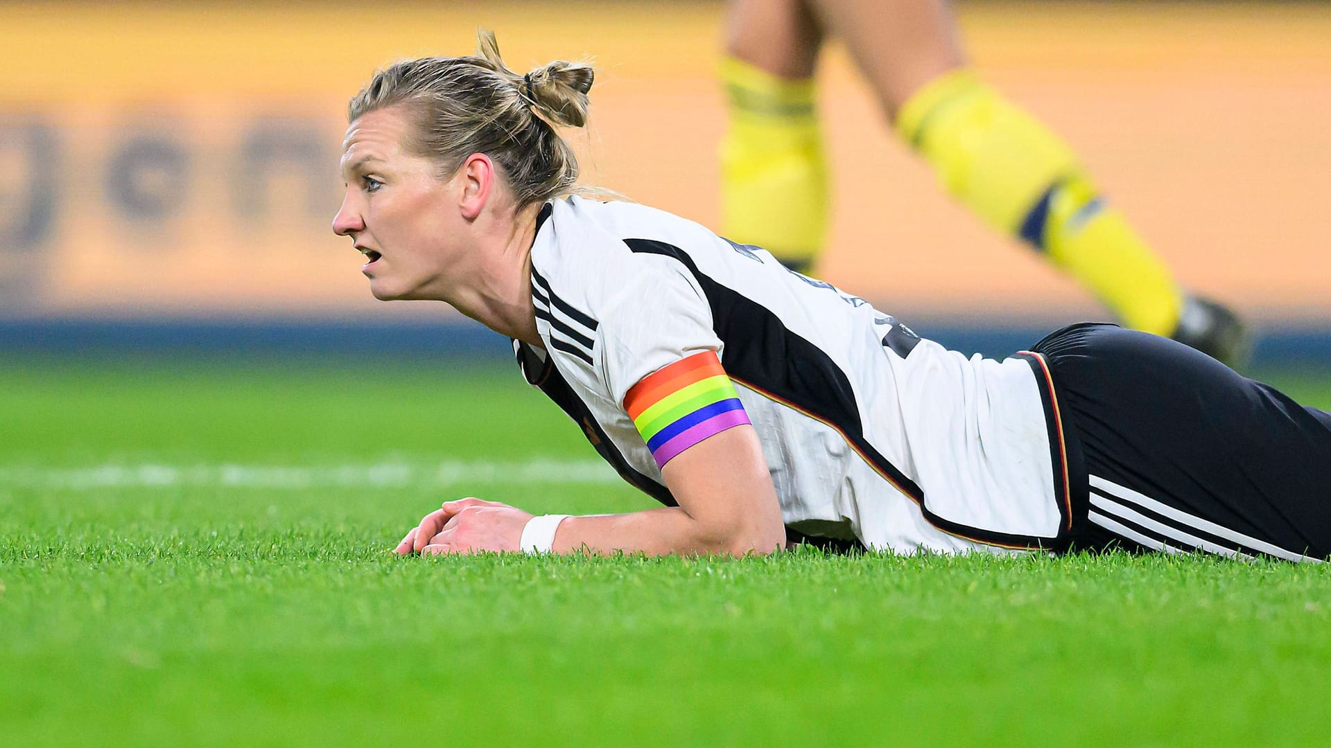 Alexandra Popp mit der Kapitänsbinde: Eine Regenbogen-Variante wie hier ist bei der WM verboten.