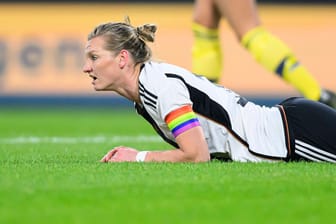Alexandra Popp mit der Kapitänsbinde: Eine Regenbogen-Variante wie hier ist bei der WM verboten.