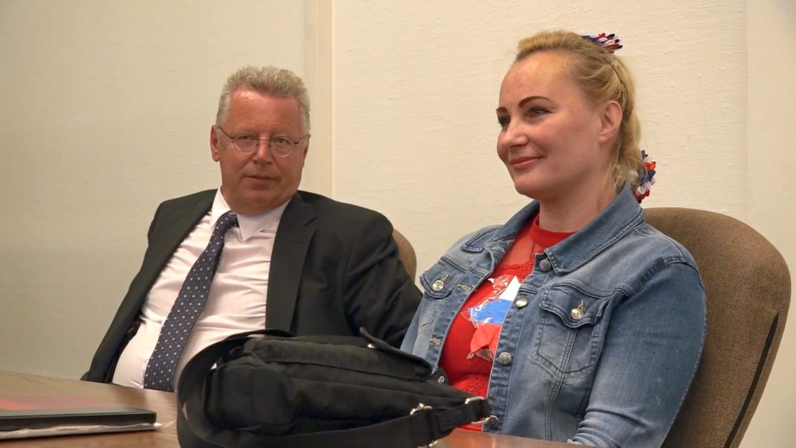 Die prorussische Aktivistin Elena Kolbasnikova (r.) und ihr Anwalt Markus Beisicht (l.): Die Aktivistin wurde zu einer Geldstrafe verurteilt.