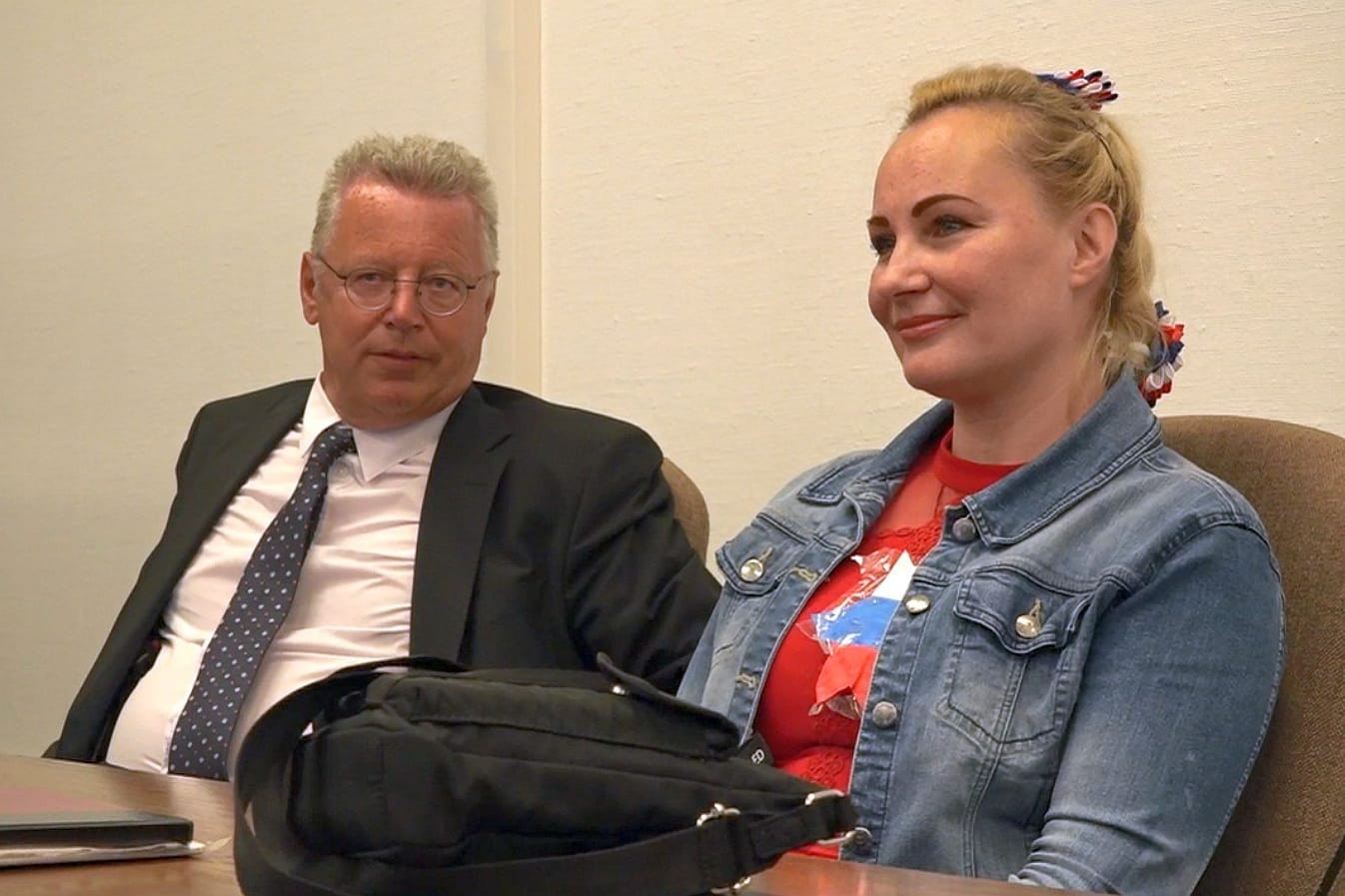 Die prorussische Aktivistin Elena Kolbasnikova (r.) und ihr Anwalt Markus Beisicht (l.): Die Aktivistin wurde zu einer Geldstrafe verurteilt.