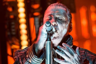 Till Lindemann: Mehrere Frauen klagen den 60-Jährigen öffentlich an.
