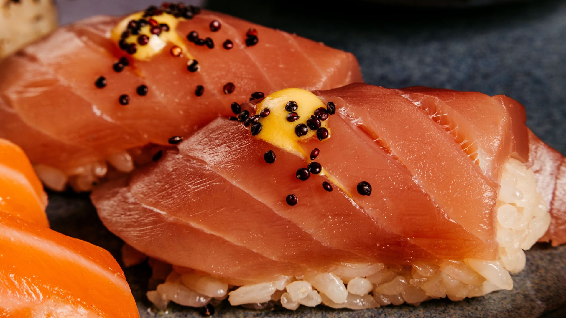 Sake-Nigiri aus Lachs und Reis (Symbolbild): Das Gericht aus Fernost ist bei den Kölnern beliebt.