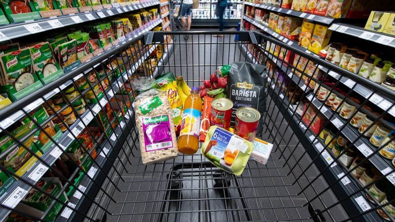 Ein Einkaufswagen im Supermarkt: Viele Lebensmittel sind seit Beginn des russischen Angriffskriegs teurer geworden.