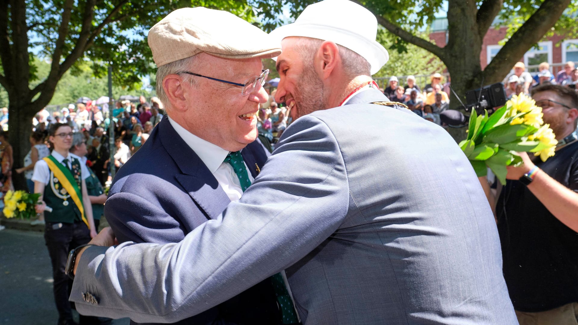 Ministerpräsident Stephan Weil (SPD) und Hannovers Oberbürgermeister Belit Onay (Grüne) beim Schützenausmarschim vergangenen Jahr.