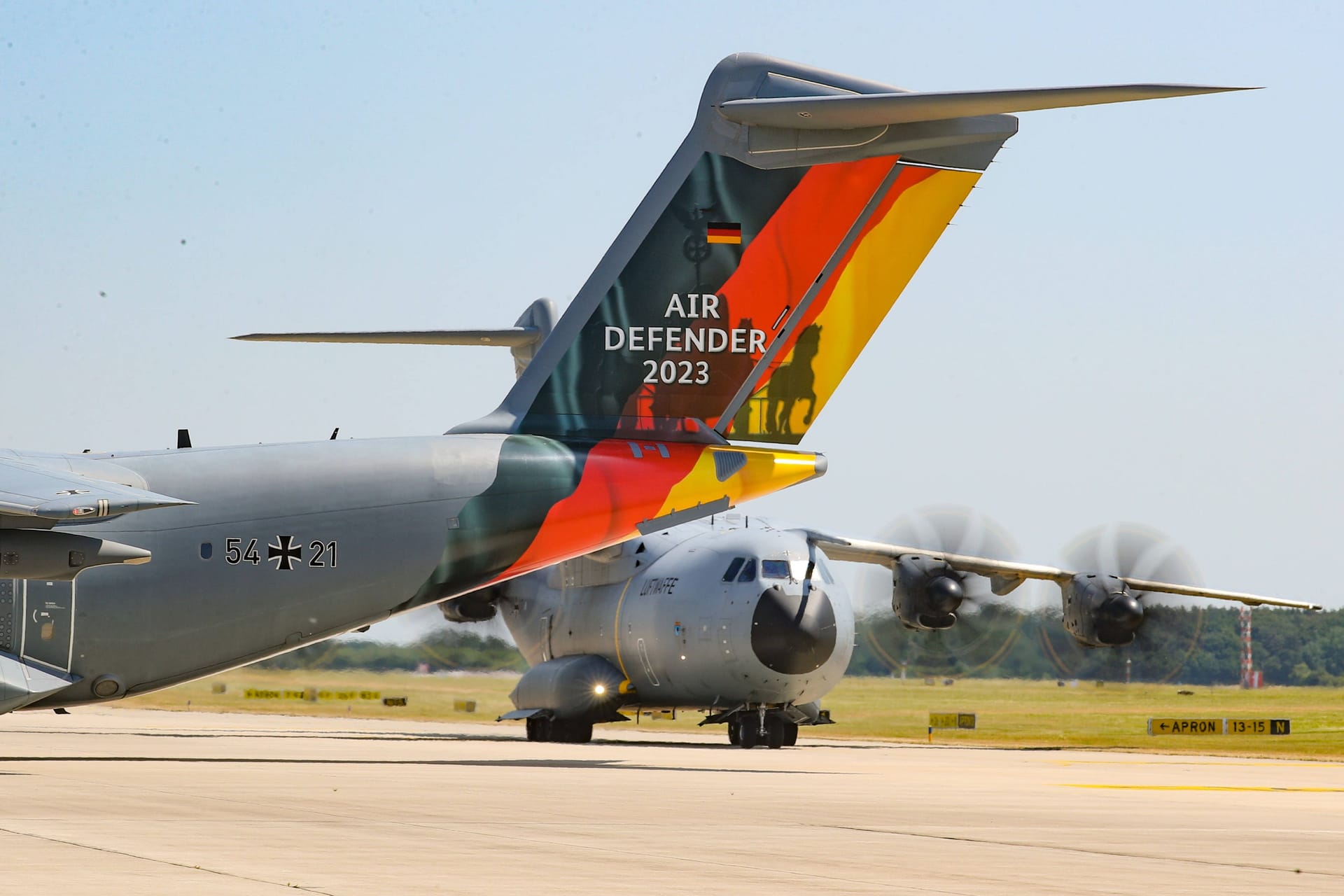 Das Heck eines Flugzeugs auf dem Fliegerhorst Wunstorf: Neben solcher Transportflugzeuge vom Typ Airbus A400M nehmen vor allem Kampfflugzeuge an "Air Defender" teil.