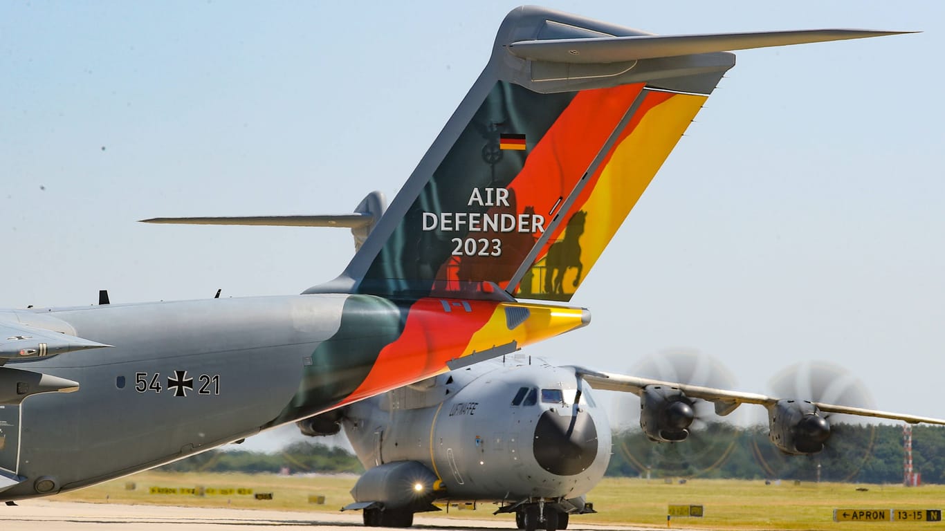 Das Heck eines Flugzeugs auf dem Fliegerhorst Wunstorf: Neben solcher Transportflugzeuge vom Typ Airbus A400M nehmen vor allem Kampfflugzeuge an "Air Defender" teil.