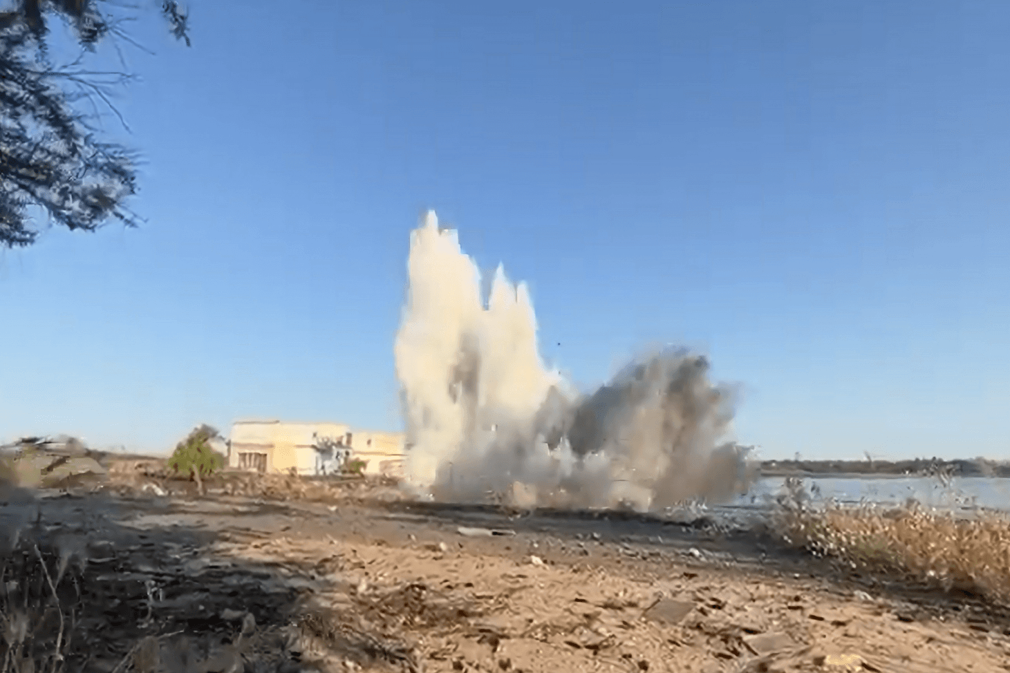 Das Video soll eine weitere Explosion beim Staudamm Nowa Kachowka zeigen, die erste Explosion soll bereits in der Nacht passiert sein.