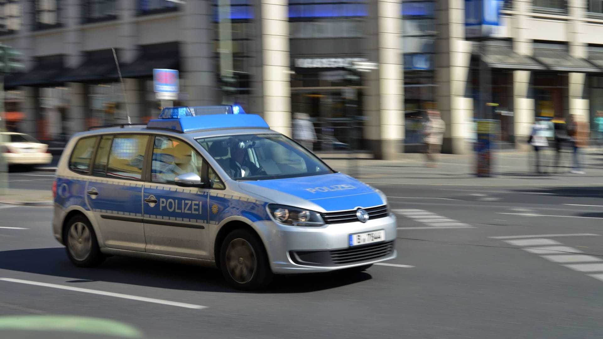 Polizeiwagen in Berlin: Auf dem Weg zu einem Einsatz kam es zum Unfall. Polizeiwagen in Berlin: Auf dem Weg zu einem Einsatz kam es zum Unfall.