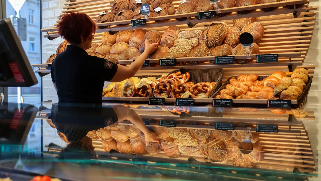 Eine Mitarbeiterin in einer Bäckerei: In vielen Branchen richtet sich das Gehalt nach dem Mindestlohn.