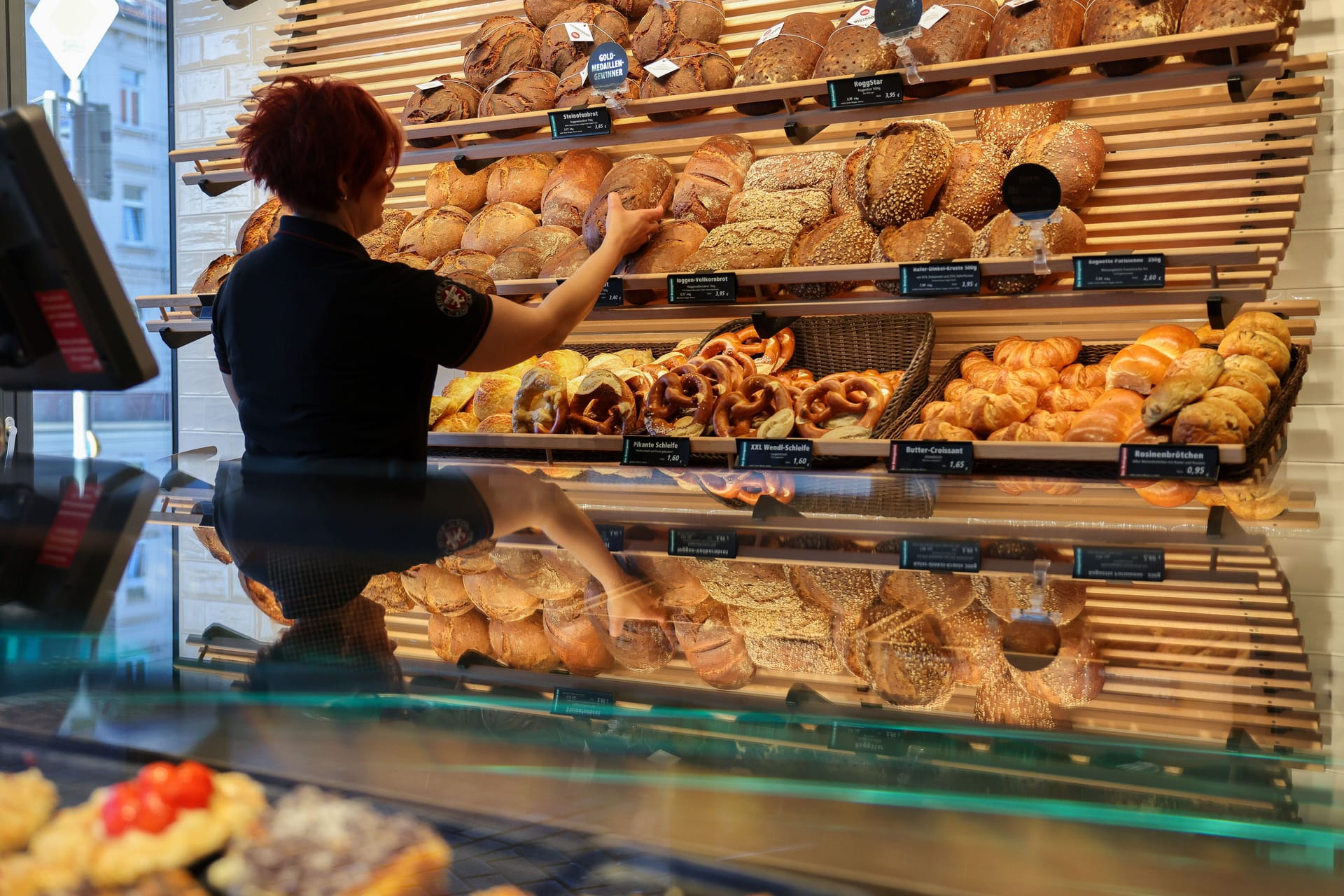 Eine Mitarbeiterin in einer Bäckerei: In vielen Branchen richtet sich das Gehalt nach dem Mindestlohn.