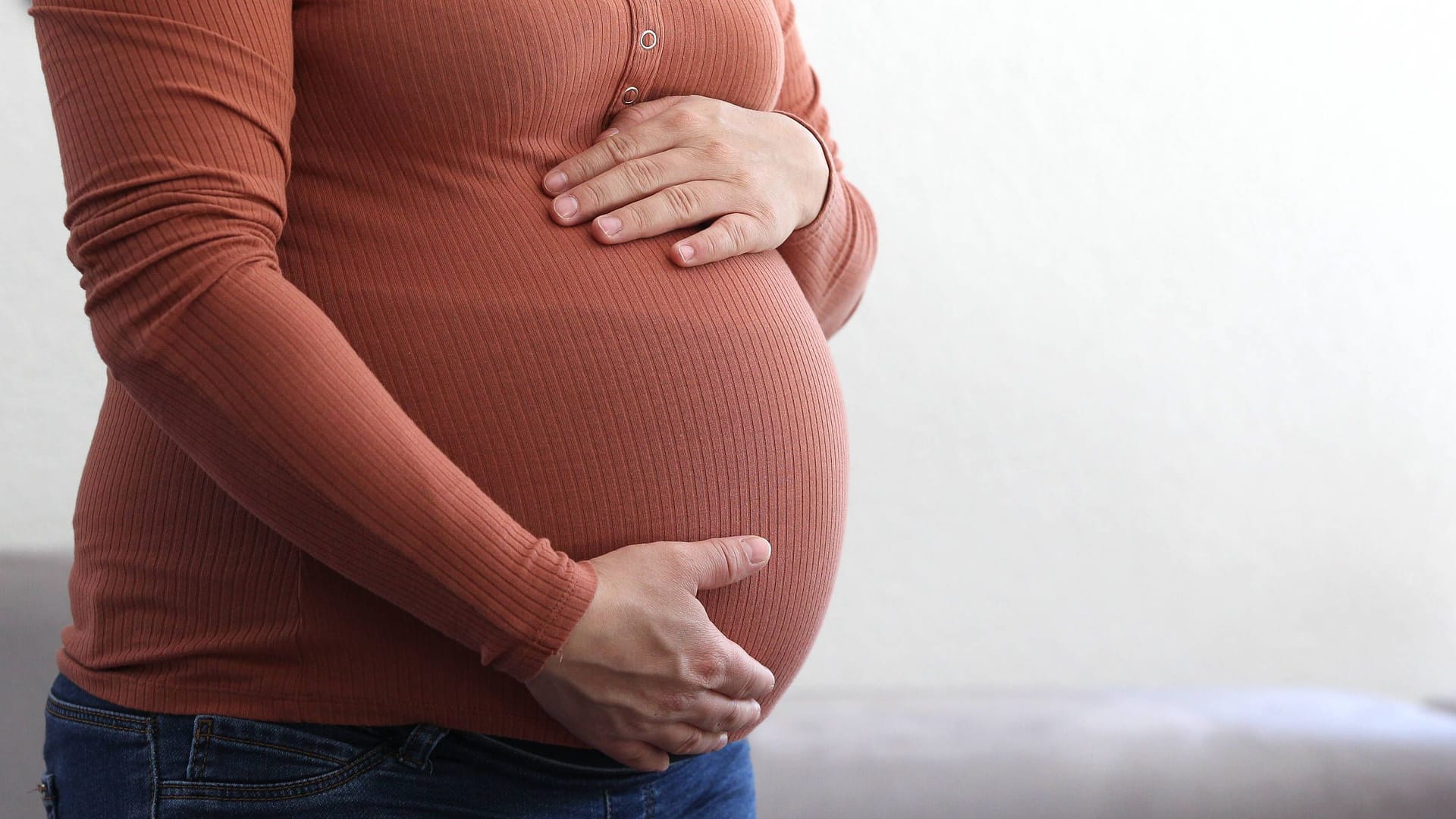 Babybauch (Symbolbild): Ein Zweijähriger hat seine schwangere Mutter erschossen.