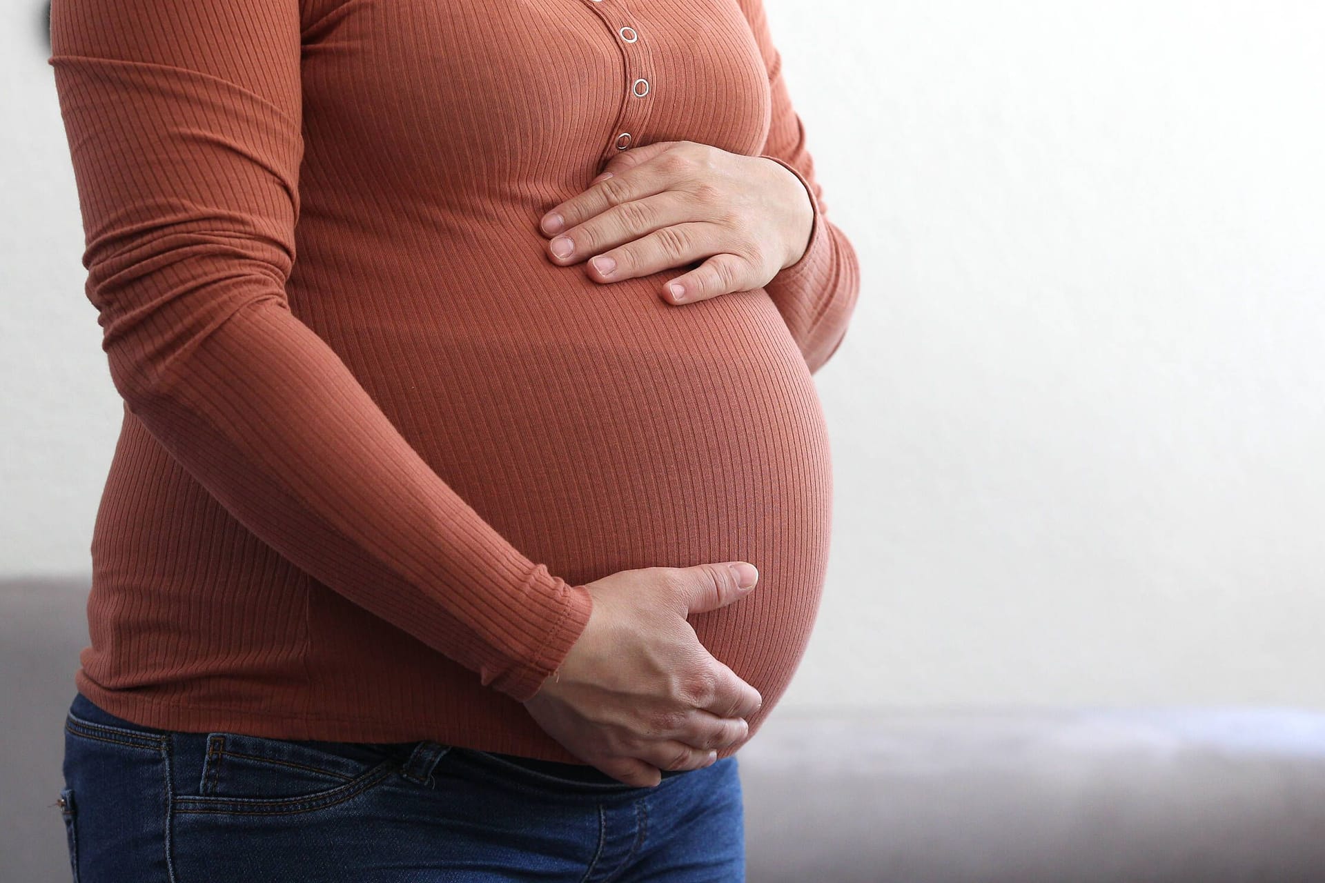 Babybauch (Symbolbild): Ein Zweijähriger hat seine schwangere Mutter erschossen.