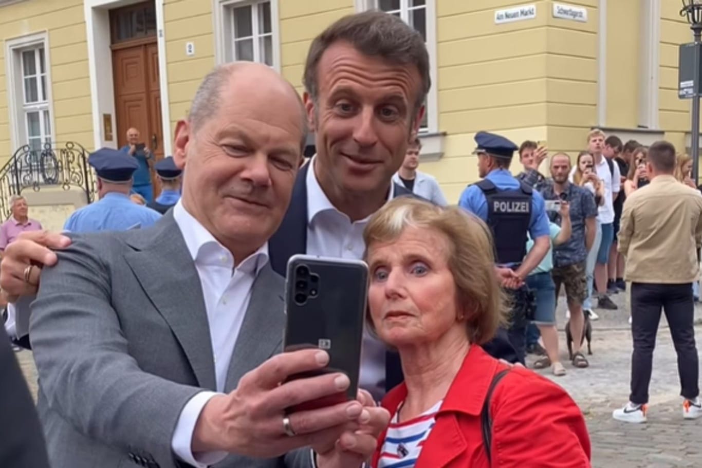 Scholz am Drücker: Der Kanzler knipste ein Selfie.
