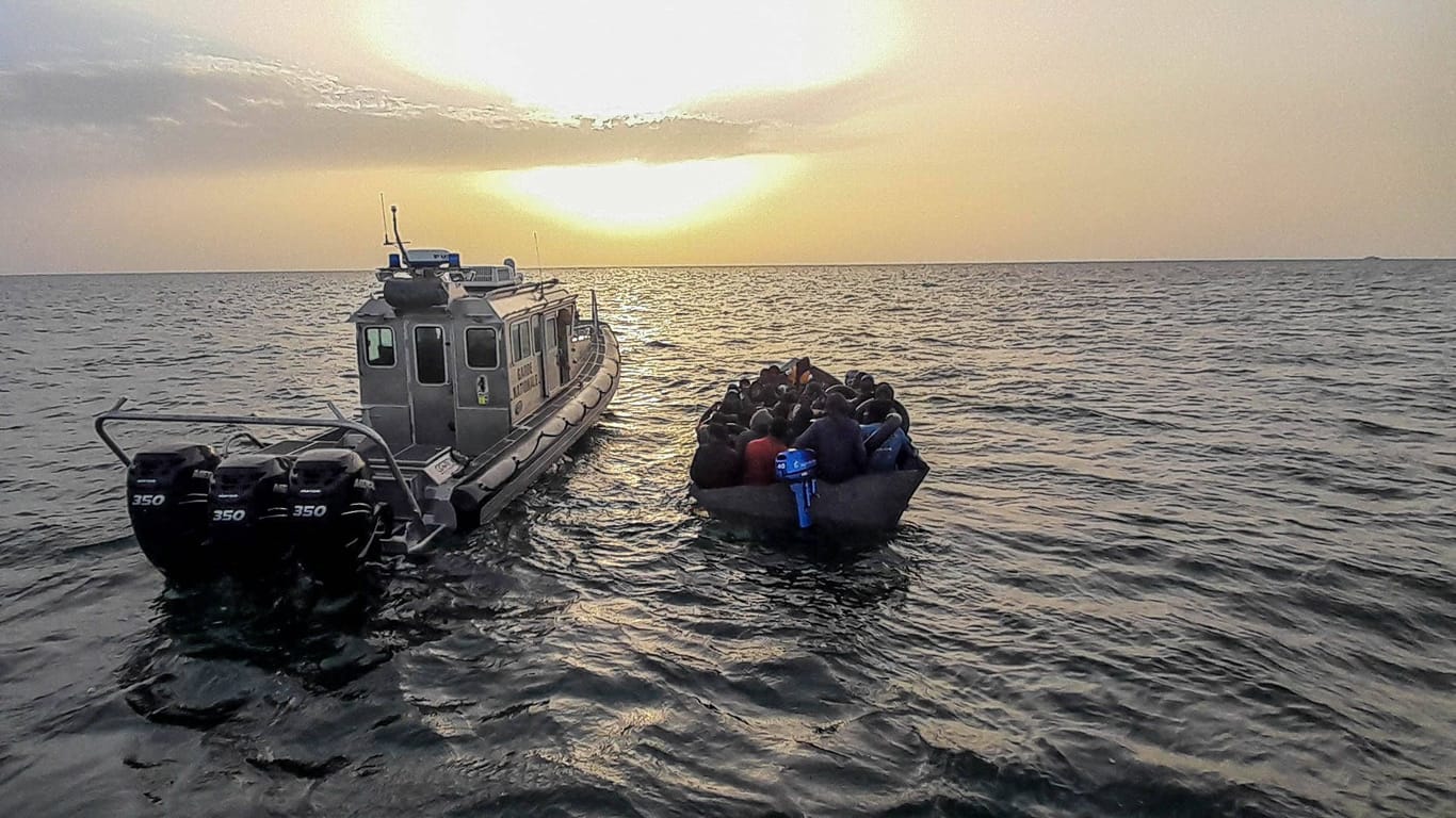 Ein Boot mit Menschen aus Ländern südlich der Sahara wird von der tunesischen Küstenwache im Mittelmeer blockiert.