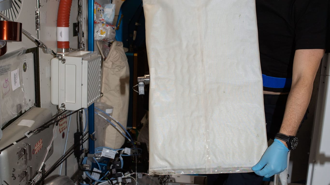 Esa-Astronaut Matthias Maurer beim Wechsel eines Teiles der Wasseraufbereitungsanlage auf der ISS.