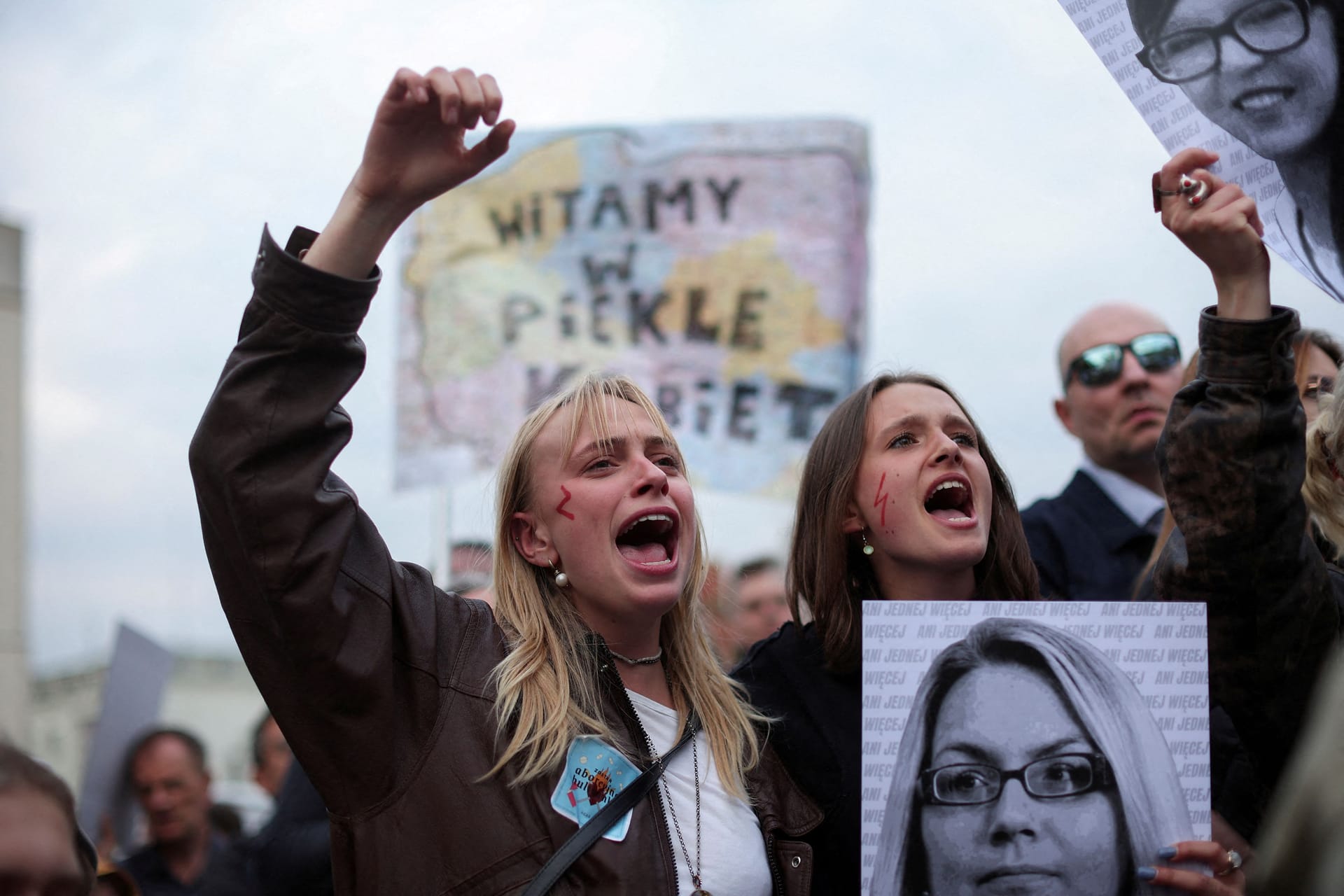 Zwei junge Frauen in Polen demonstrieren gegen das rigide Abtreibungsgesetz in Polen: "Schande!", riefen viele Demonstranten.