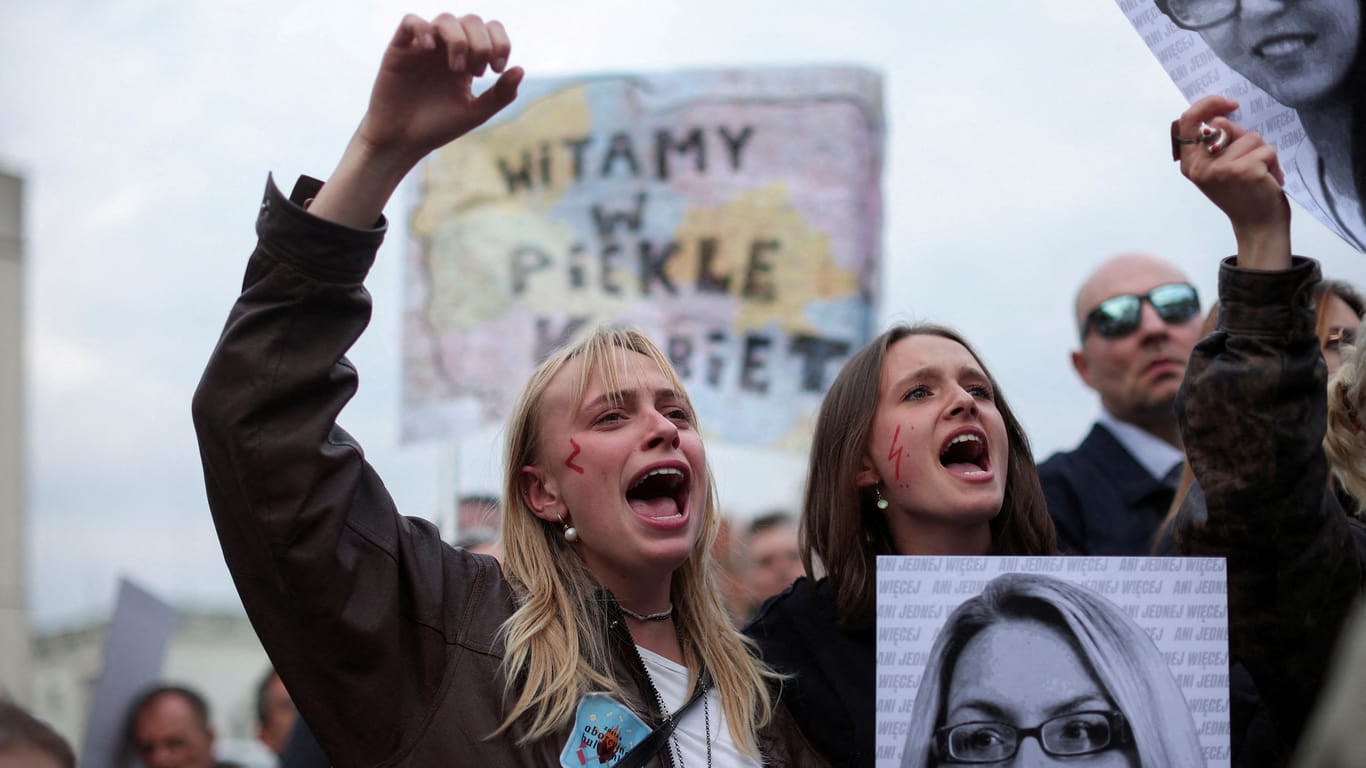 Zwei junge Frauen in Polen demonstrieren gegen das rigide Abtreibungsgesetz in Polen: "Schande!", riefen viele Demonstranten.